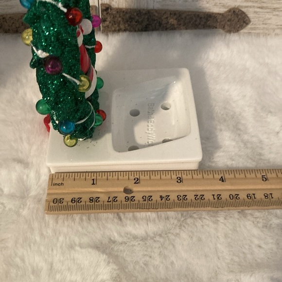 Bath and Body Works Santa Wreath Christmas Foaming Soap Holder - Picture 9 of 9